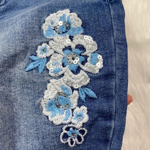 Justice Flower Apliquรฉ Embellished Blue Jeans 
Size 12 - Picture 9 of 14